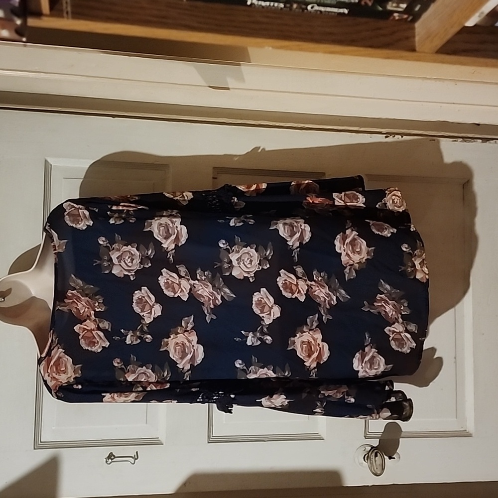 Rue21 Sheer Floral Bell Sleeve High Low Top Medium - Picture 2 of 2